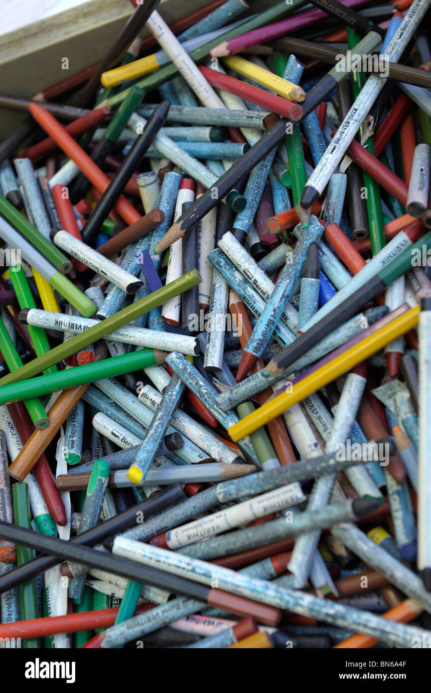 Boîte de crayons de couleur et crayons en un atelier d'artiste Banque D'Images
