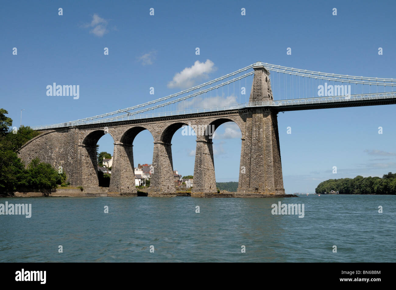 Pont suspendu de Menai côté d'Anglesey au nord du Pays de Galles UK Banque D'Images