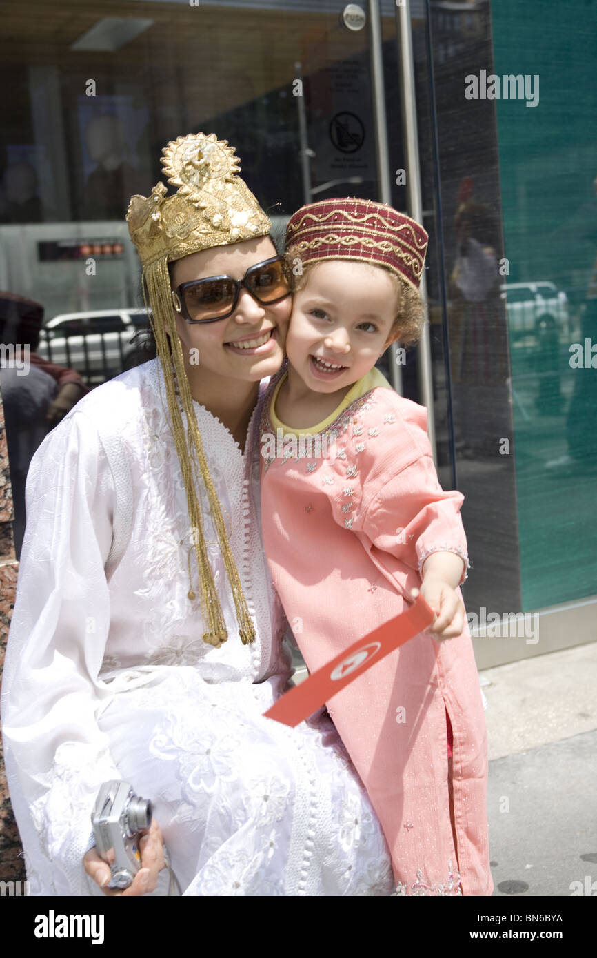 Les immigrants internationaux Parade, NYC : mère tunisienne et jeune fille Banque D'Images