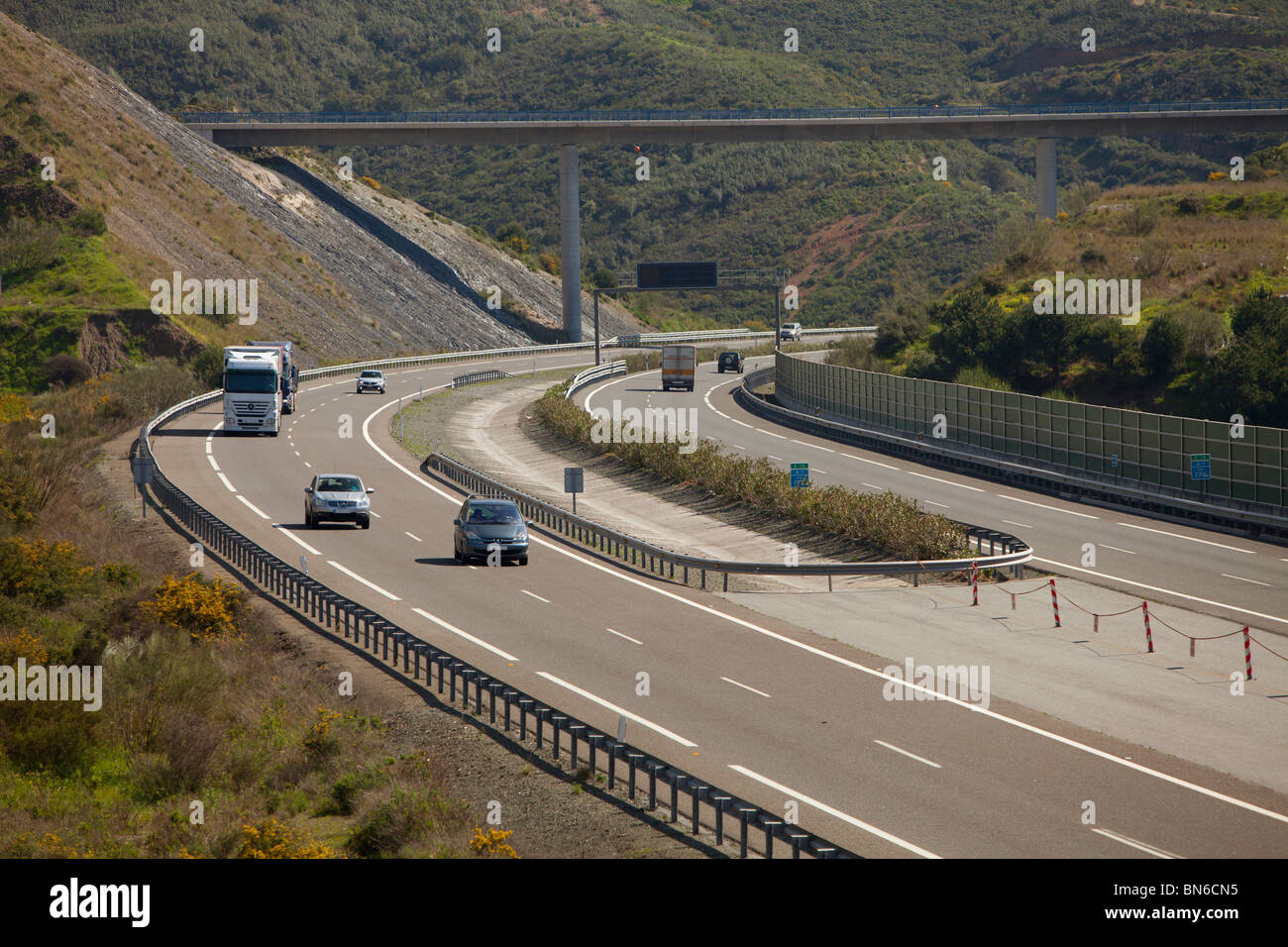 Le trafic sur une autoroute européenne Banque D'Images