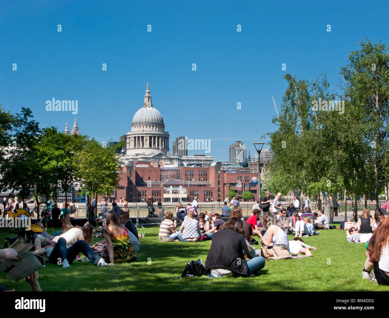 Aux personnes bénéficiant d'une belle après-midi ensoleillée, London, UK Banque D'Images