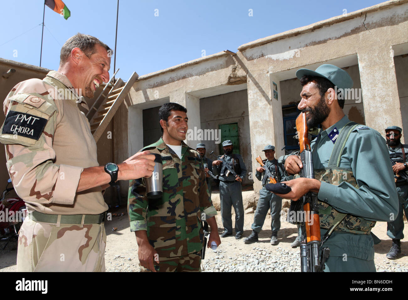 La Police nationale afghane sont formés par la FIAS dans l'EUPOL/ trainingcenter à Tarin Kowt, Uruzgan. Banque D'Images