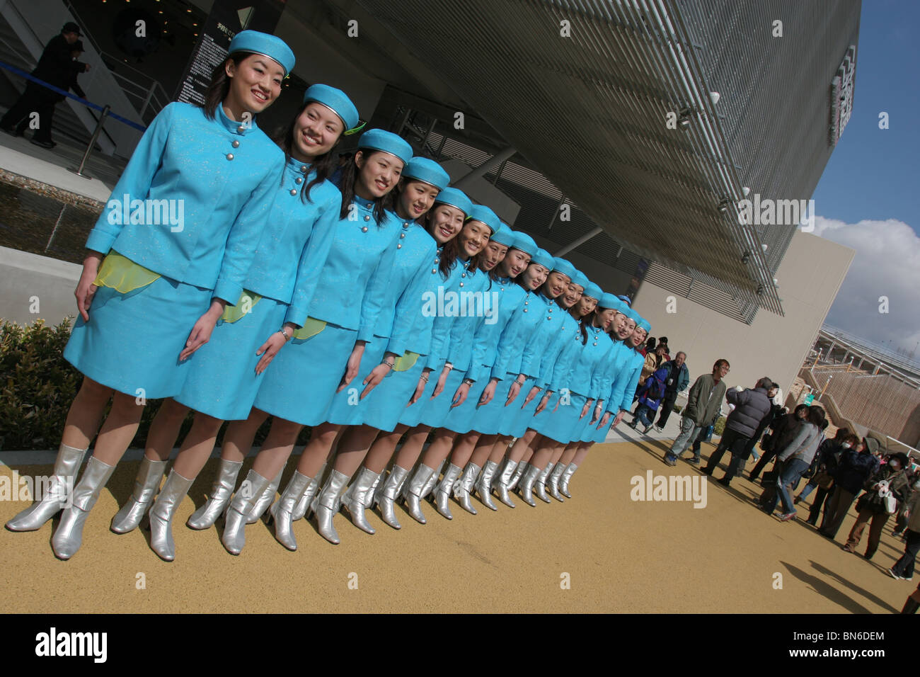 Les femmes portant des uniformes de l'entreprise japonaise accueillent les visiteurs au début de la journée, de l'Exposition universelle 2005 à Aichi, au Japon. Banque D'Images
