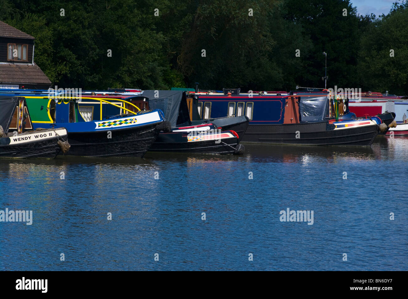 Amarré dans la Marina de Narrowboats Pyrford Surrey England Banque D'Images