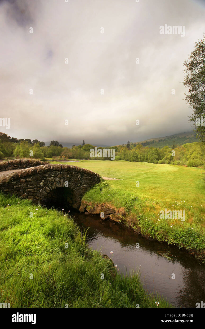 Loch Lomond Golf Course, Glasgow, Ecosse. 10 trous pont et rivière. Banque D'Images