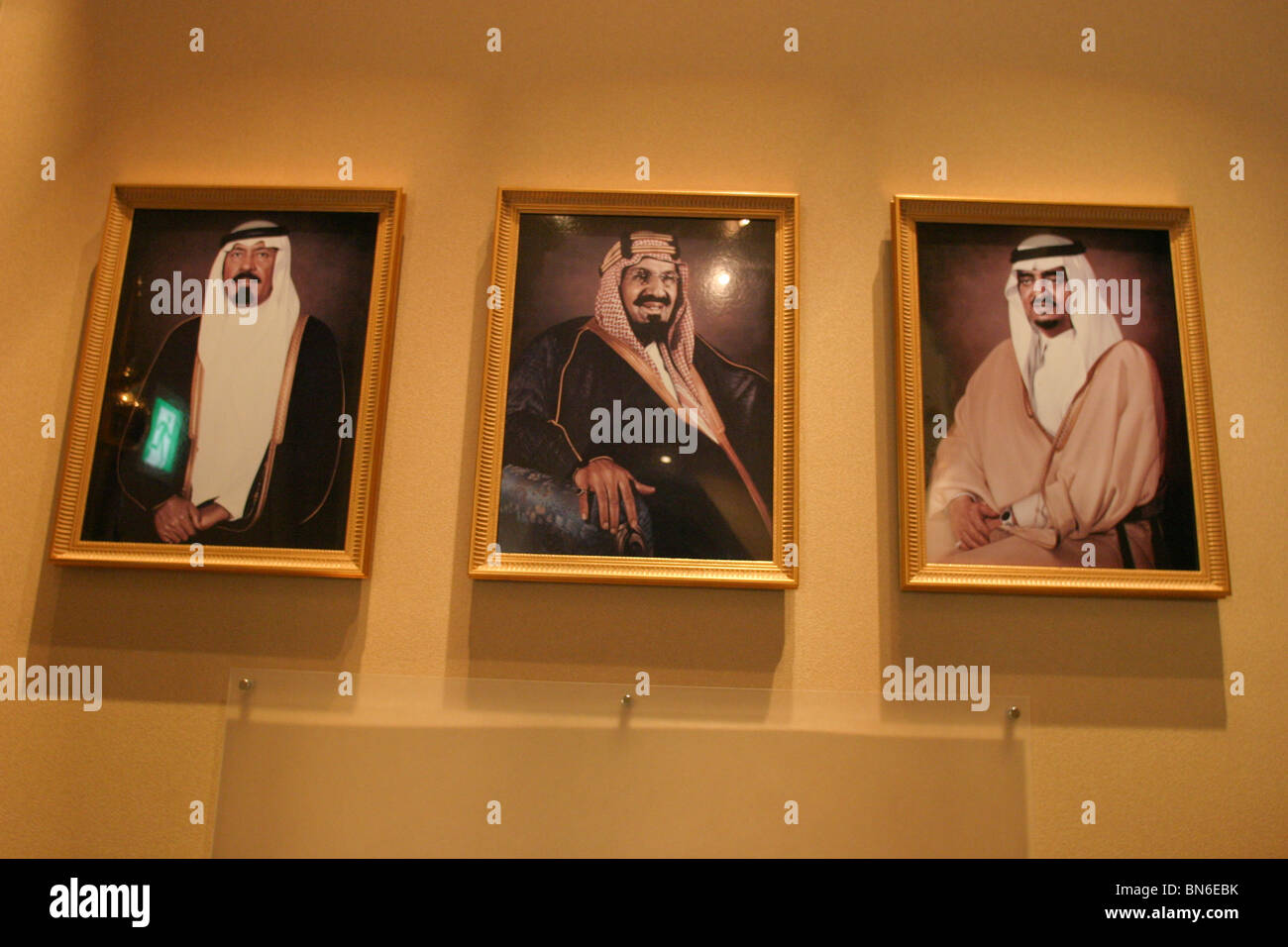 Portraits de dirigeants de l'Arabie Saoudite, à la World Expo 2005, Aichi, Japon. 19.03.05 Banque D'Images