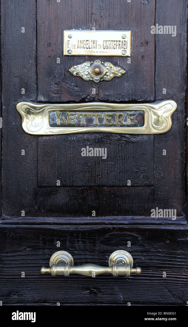 En laiton ouvragé et letterbox détail porte à Venise en Italie. Banque D'Images