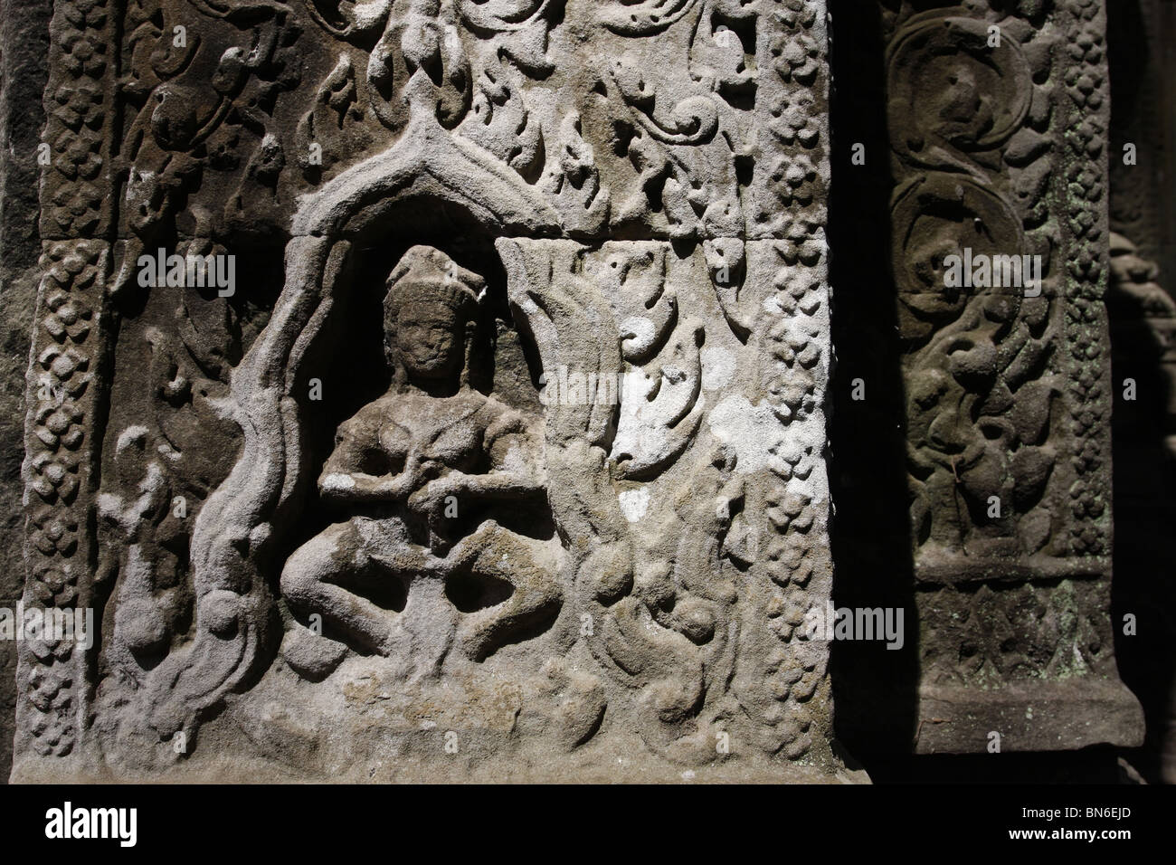 Une apsara à Ta Prohm, Parc archéologique d'Angkor, Cambodge Banque D'Images