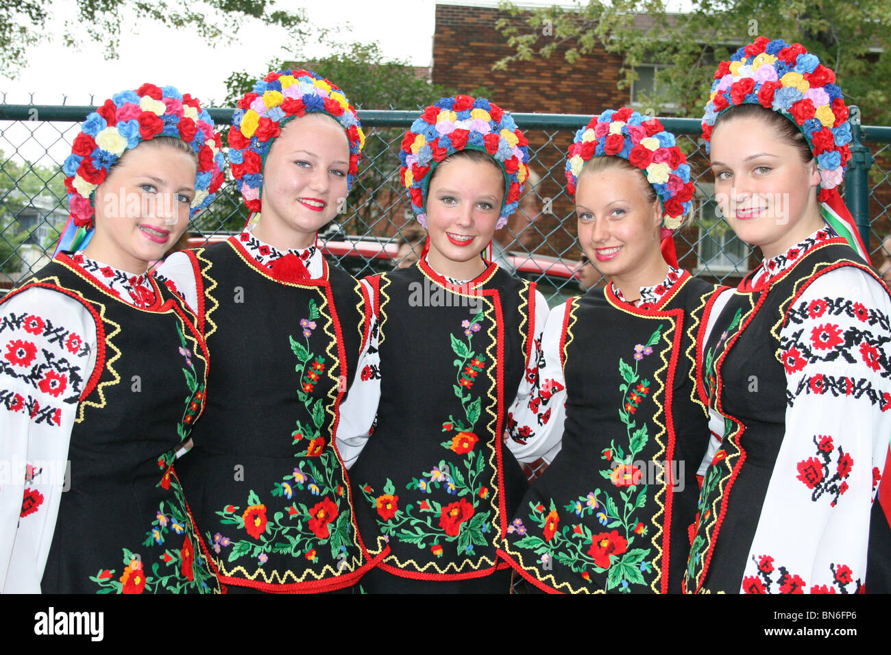 Costumes traditionnels ukrainiens Banque de photographies et d'images à  haute résolution - Alamy