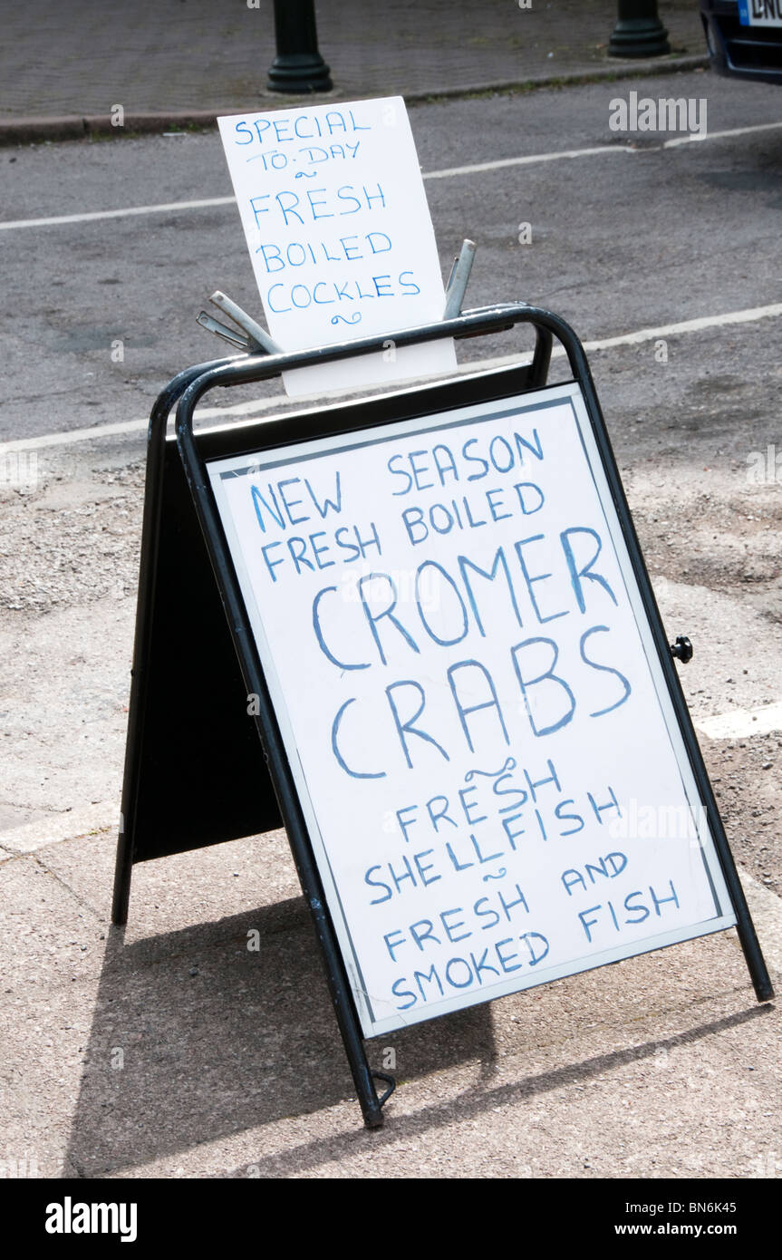 Un signe pour les crabes de Cromer sur le marché du samedi, King's Lynn, Norfolk Banque D'Images