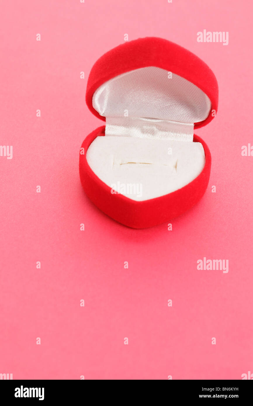 Boîte à bijoux en forme de coeur rouge close up Banque D'Images
