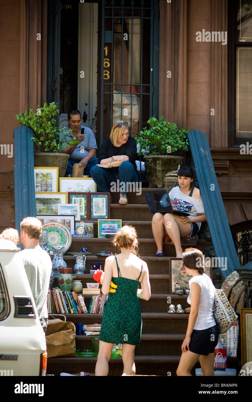 Un stoop vendre à Clinton Hill quartier de Brooklyn sur le Samedi 3 juillet, 2010. (© Richard B. Levine) Banque D'Images