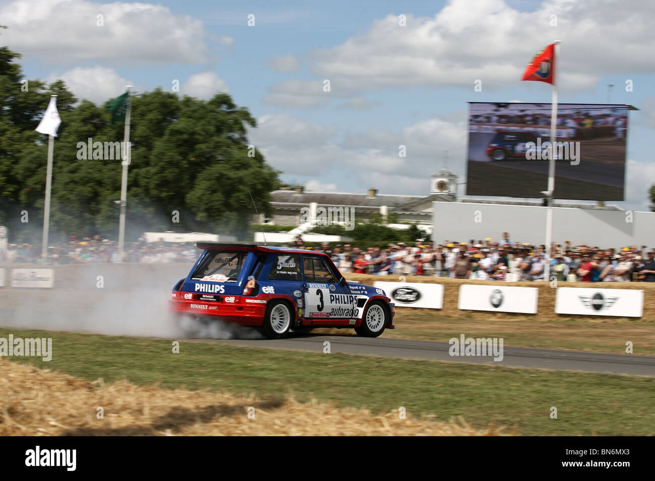 Pilote de rallye français Jean Ragnotti effectue une rotation parfaite 360 tourner en face de Goodwood House dans sa Renault 5 Turbo Gordini Banque D'Images