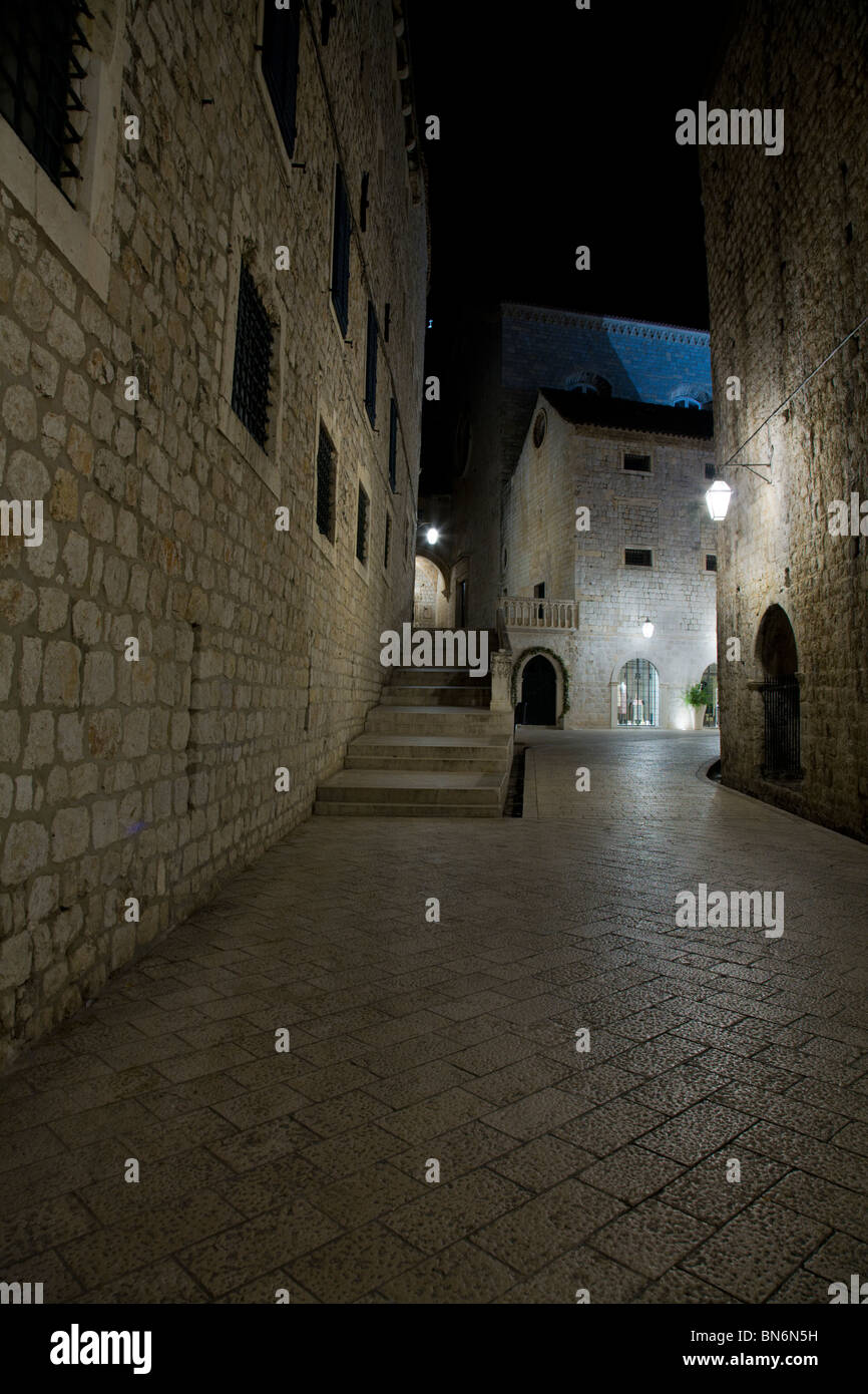Les rues vides de la vieille ville de Dubrovnik dans la nuit Banque D'Images