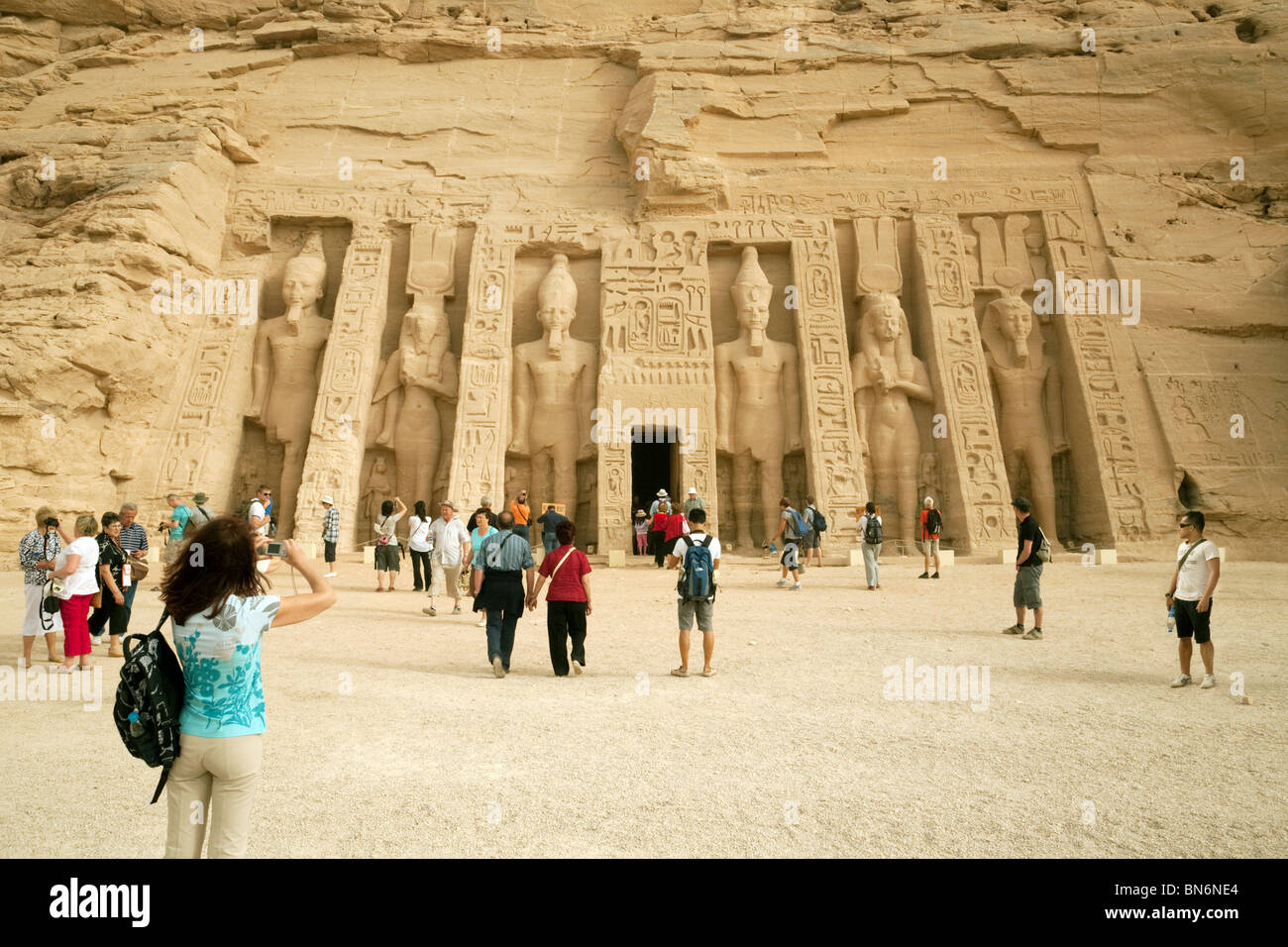 Touristes égyptiens; touristes photographiant l'ancien temple égyptien de la reine Nefertari à Abu Simbel, Haute-Egypte Afrique Banque D'Images