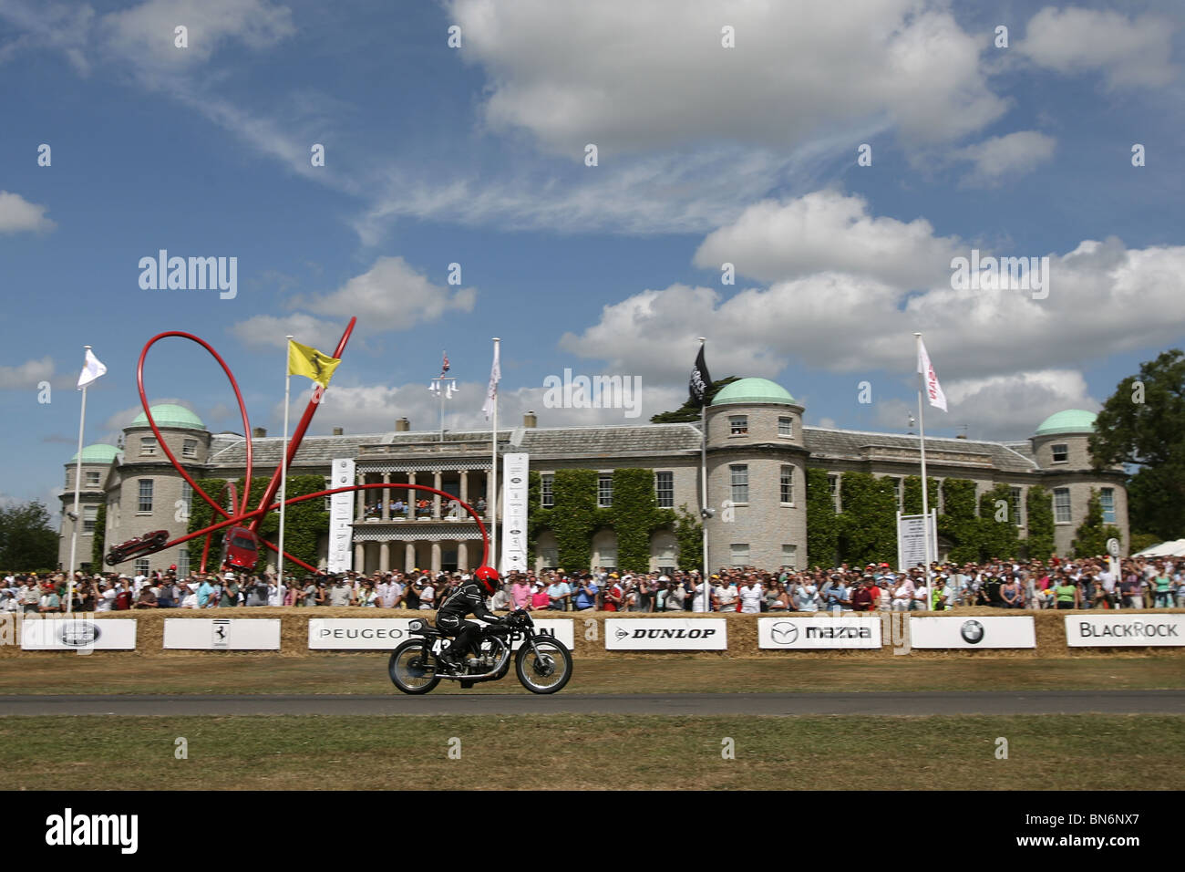 Une moto historique accélère la colline au Goodwood Festival of Speed 2010, Goodwood House. Banque D'Images