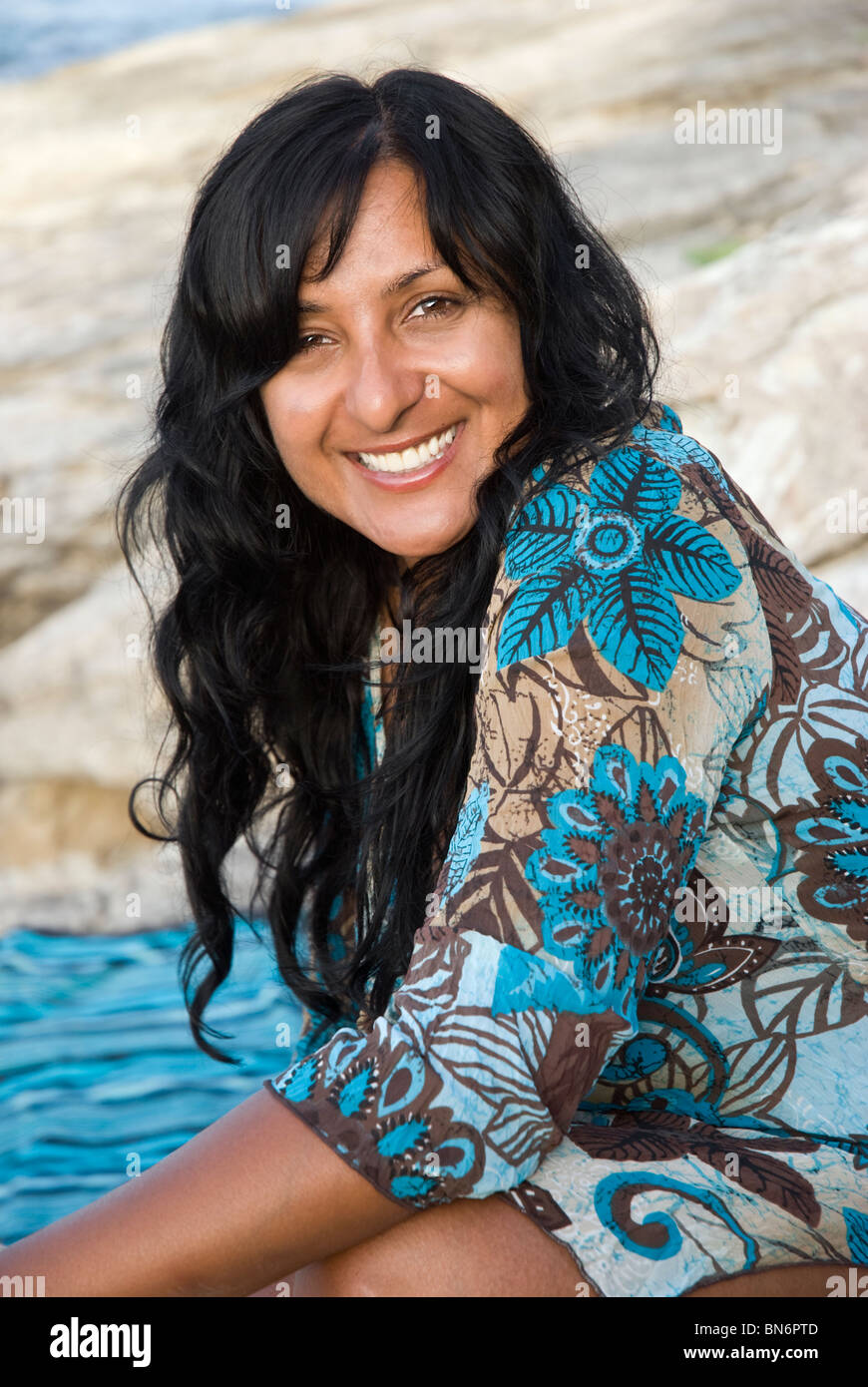Une belle femme indienne smiling at the camera Banque D'Images