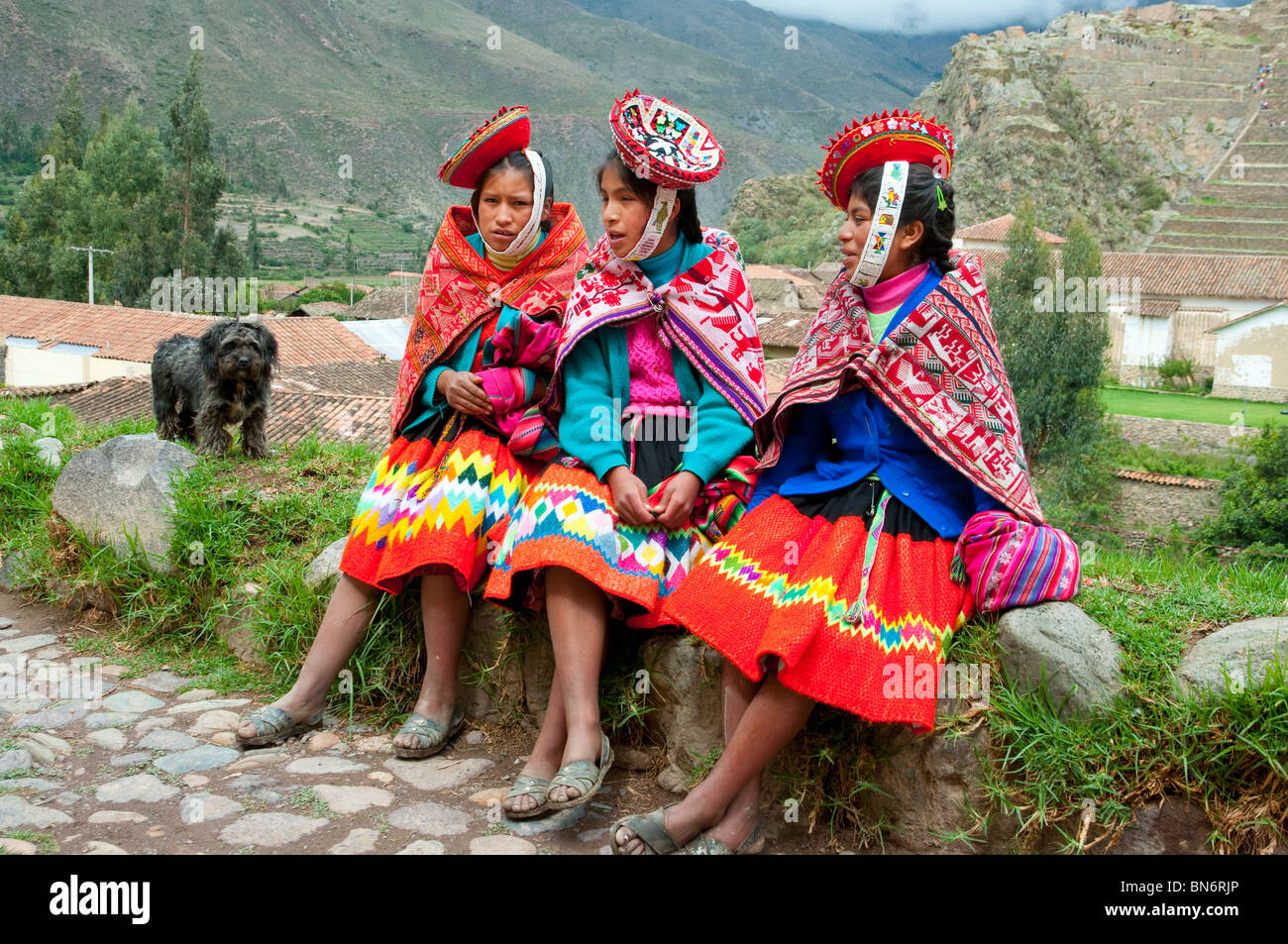 Les enfants péruviens en vêtements traditionnels à Ollantaytambo, vallée de  l'Urubamba, au Pérou, en Amérique du Sud Photo Stock - Alamy