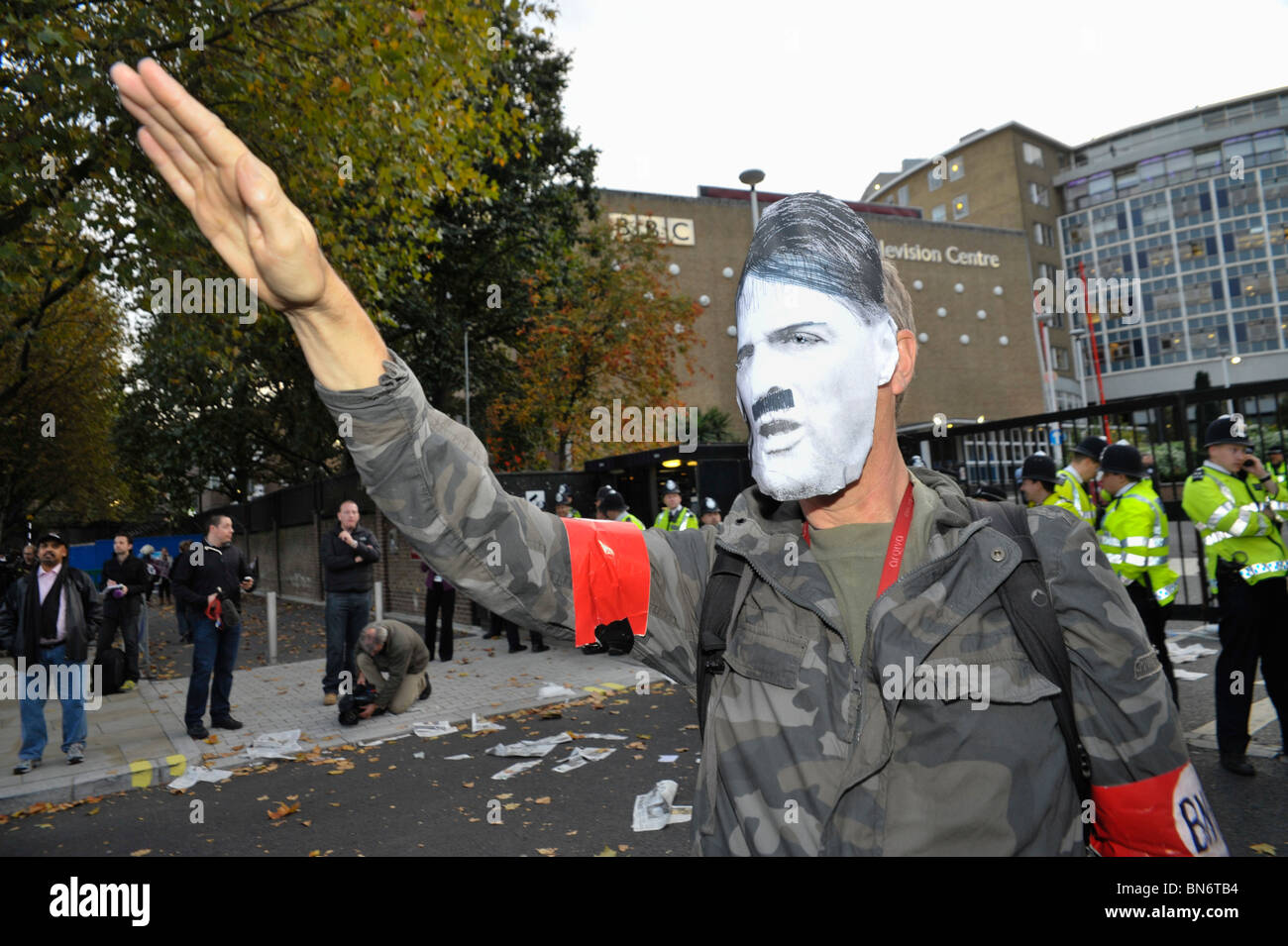 Griffin/Hitler figure fait salut nazi à s'unir contre le fascisme à protester contre la BBC Nick Griffin apparaissant sur l'heure des questions. Banque D'Images