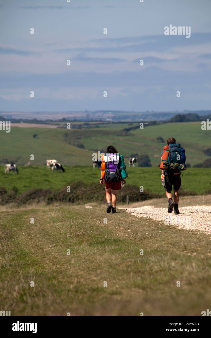 Les marcheurs à ringstead bay dorset - route du south west coast path Banque D'Images