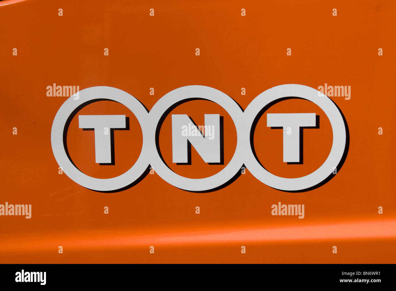 Logo TNT sur le côté du camion de livraison Banque D'Images