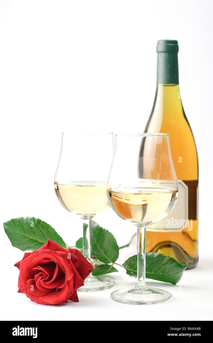 Une bouteille de vin blanc avec deux verres et une rose rouge, tous les isolated on white Banque D'Images