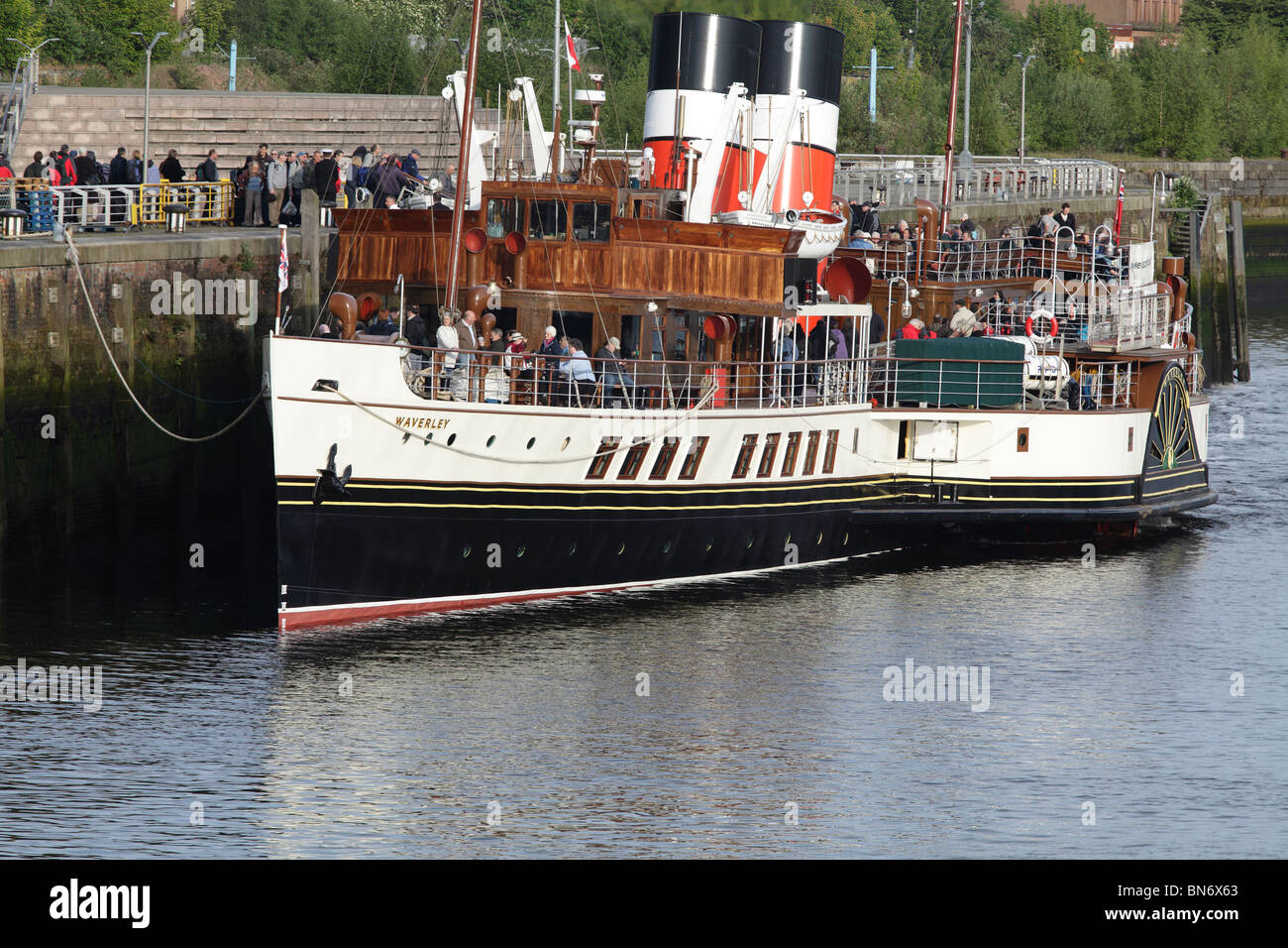 Les passagers à bord du bateau à vapeur Waverley sur la rivière Clyde à Glasgow Scotland UK Banque D'Images