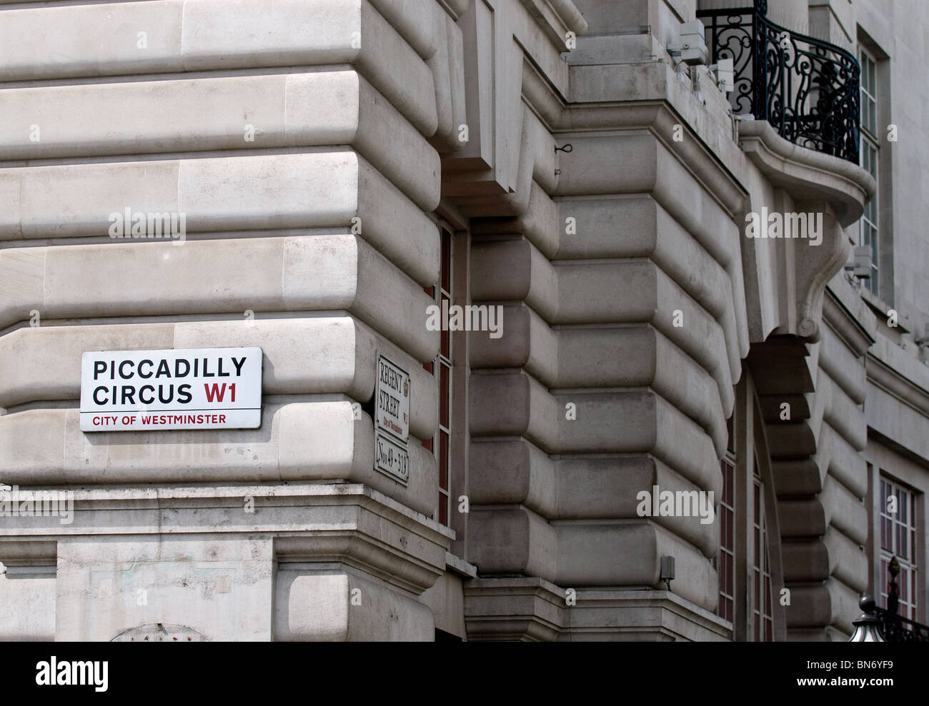 Une plaque de rue sur le mur d'un bâtiment à Picadilly Circus à Londres. Banque D'Images