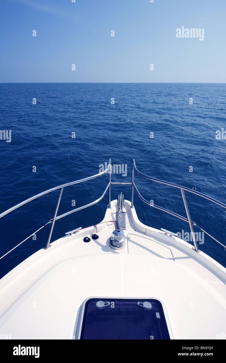 L'océan bleu sur la mer de bateau à moteur à louer en Méditerranée bow Banque D'Images