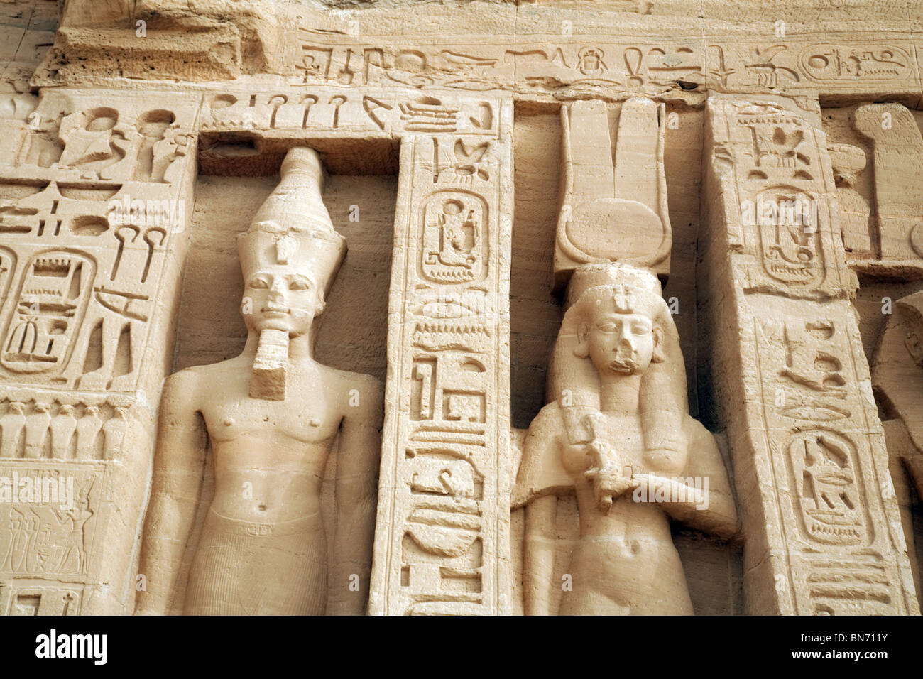 Statues de Pharaon Ramses II et de la reine Nefertari, des cartoures et des hiéroglyphes; le Temple de Nefertari, Abu Simbel, Haute-Egypte Afrique Banque D'Images