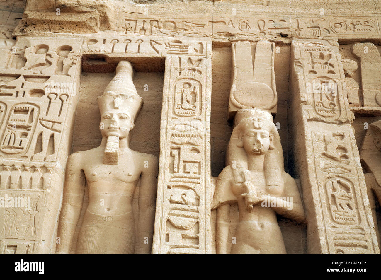 Statues de Pharaon Ramses II et de la reine Nefertari, des cartoures et ...