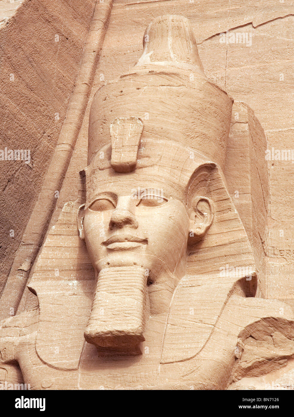 Égypte ancienne; gros plan du chef de l'une des statues de Ramses II au Grand temple, Abu Simbel, Haute-Égypte, Afrique Banque D'Images