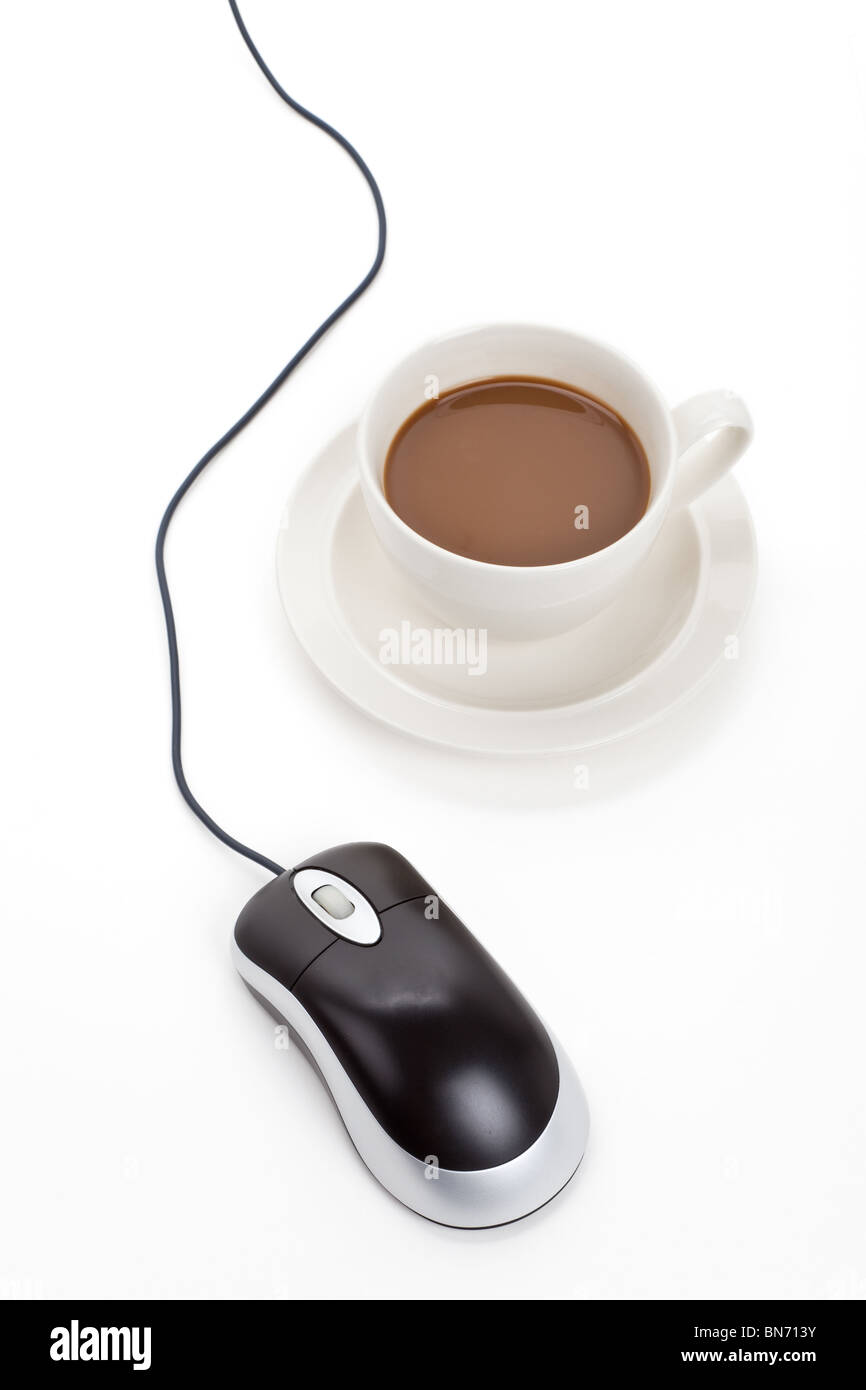 Tasse à café et souris d'ordinateur avec un fond blanc Banque D'Images
