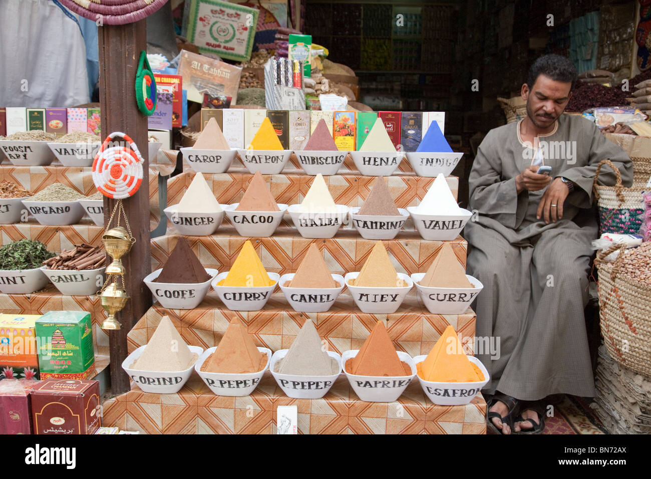 Calage des épices du Moyen-Orient; marchand de Spice dans son magasin, le marché, Assouan, Haute-Egypte Afrique Banque D'Images