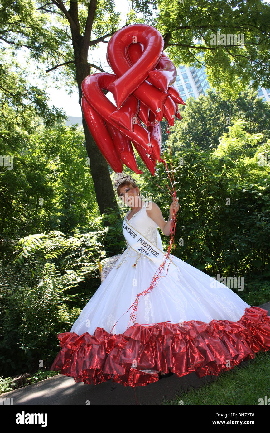 Old woman holding red balloon outdoor fierté Banque D'Images