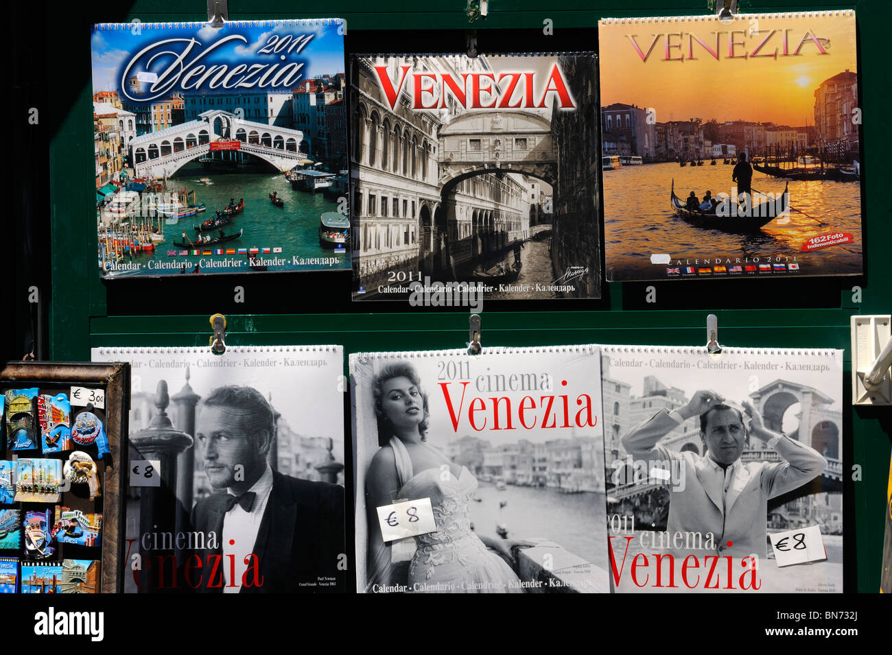 L'affichage d'un calendrier sur un étal de souvenirs à côté de l'Université de Venise, Italie Banque D'Images