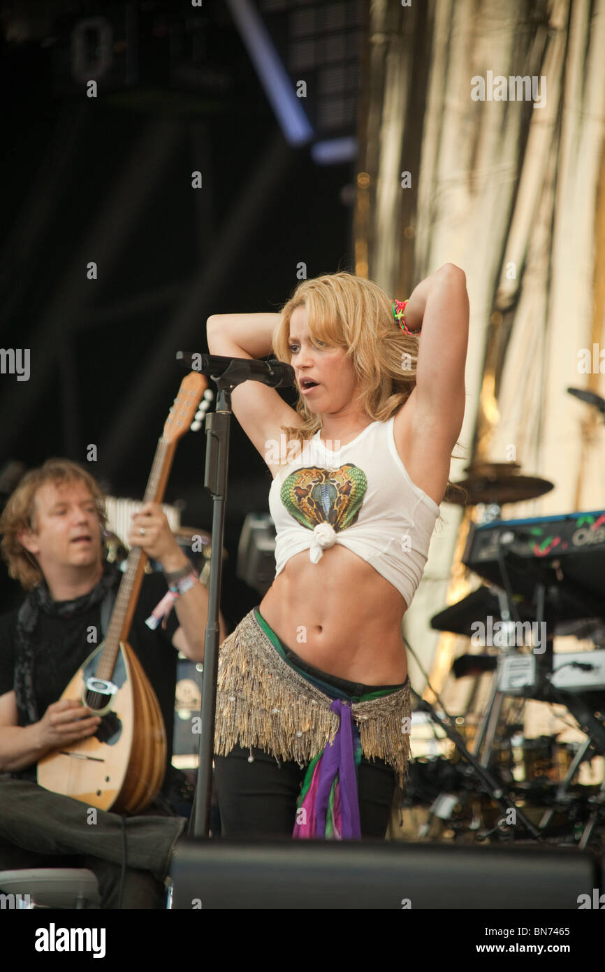 Shakira jouant la pyramide la scène du festival de Glastonbury 2010 Banque D'Images
