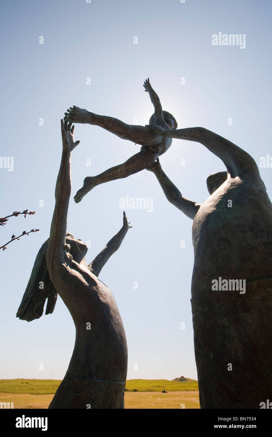 Les enfants de la sculpture de David Tresco Wynne dans le jardins de l'abbaye de Tresco, Îles Scilly, au Royaume-Uni. Banque D'Images