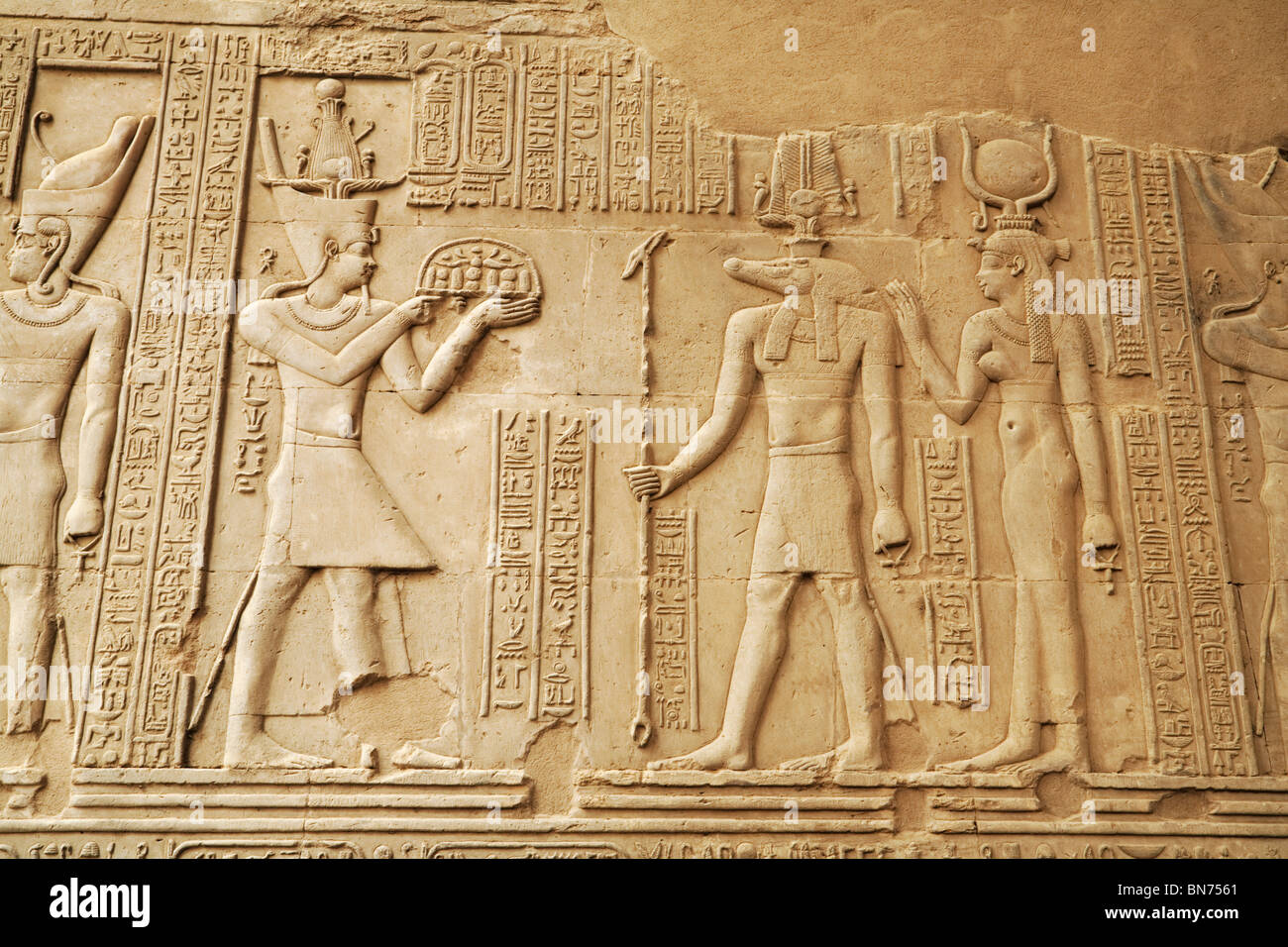 Bas-relief sculpté en albâtre du pharaon en faisant des offrandes à Sobek et Isis, Temple d'Horus et de Sobek, Kom Ombo, Haute Egypte Banque D'Images