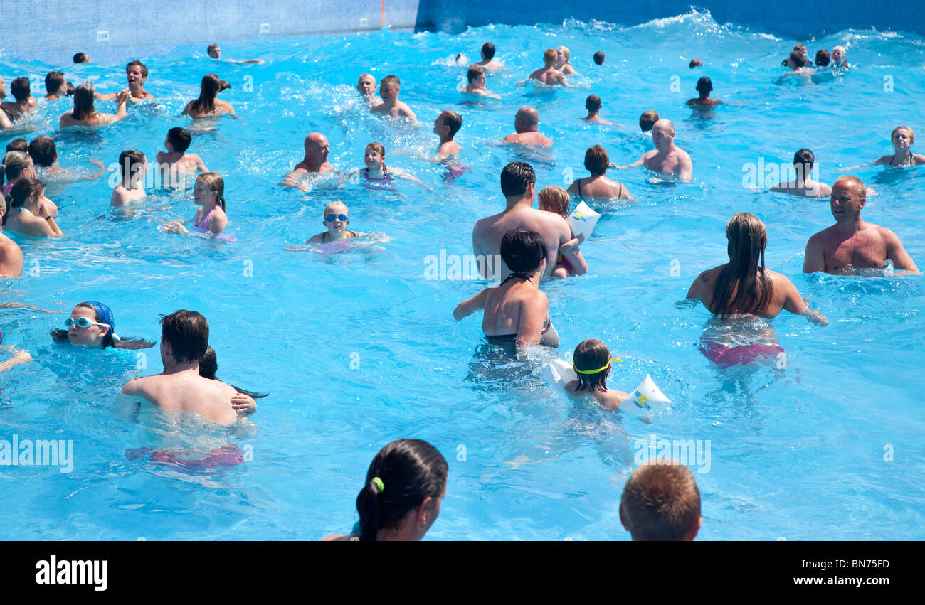 Maison de vacances rend bob vers le haut et vers le bas dans tous les sens dans un 'Wave Pool' au parc de l'eau Hydro à Alcudia, Majorque dans la Ba Banque D'Images