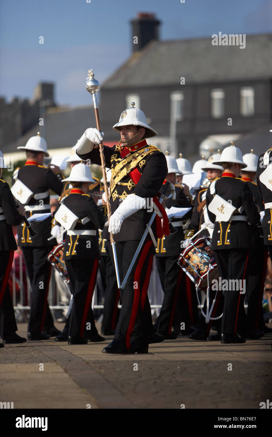 Tambour-major chef de bande de la bande de HM Royal Marines Ecosse effectuer sonnent la retraite en 2010 de la Journée des Forces armées Banque D'Images