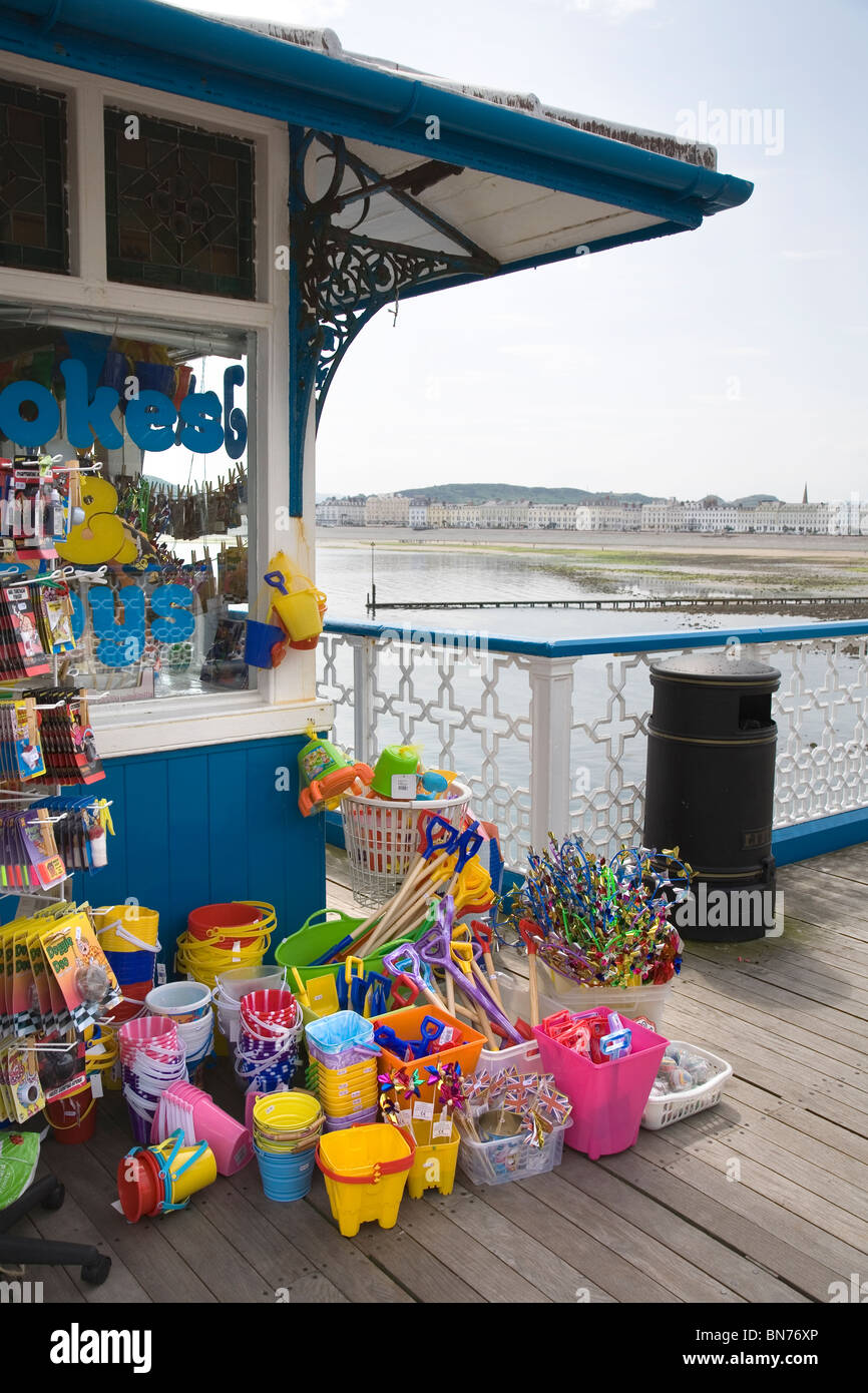 Souvenirs à vendre dans un chalet sur la jetée de Llandudno Banque D'Images