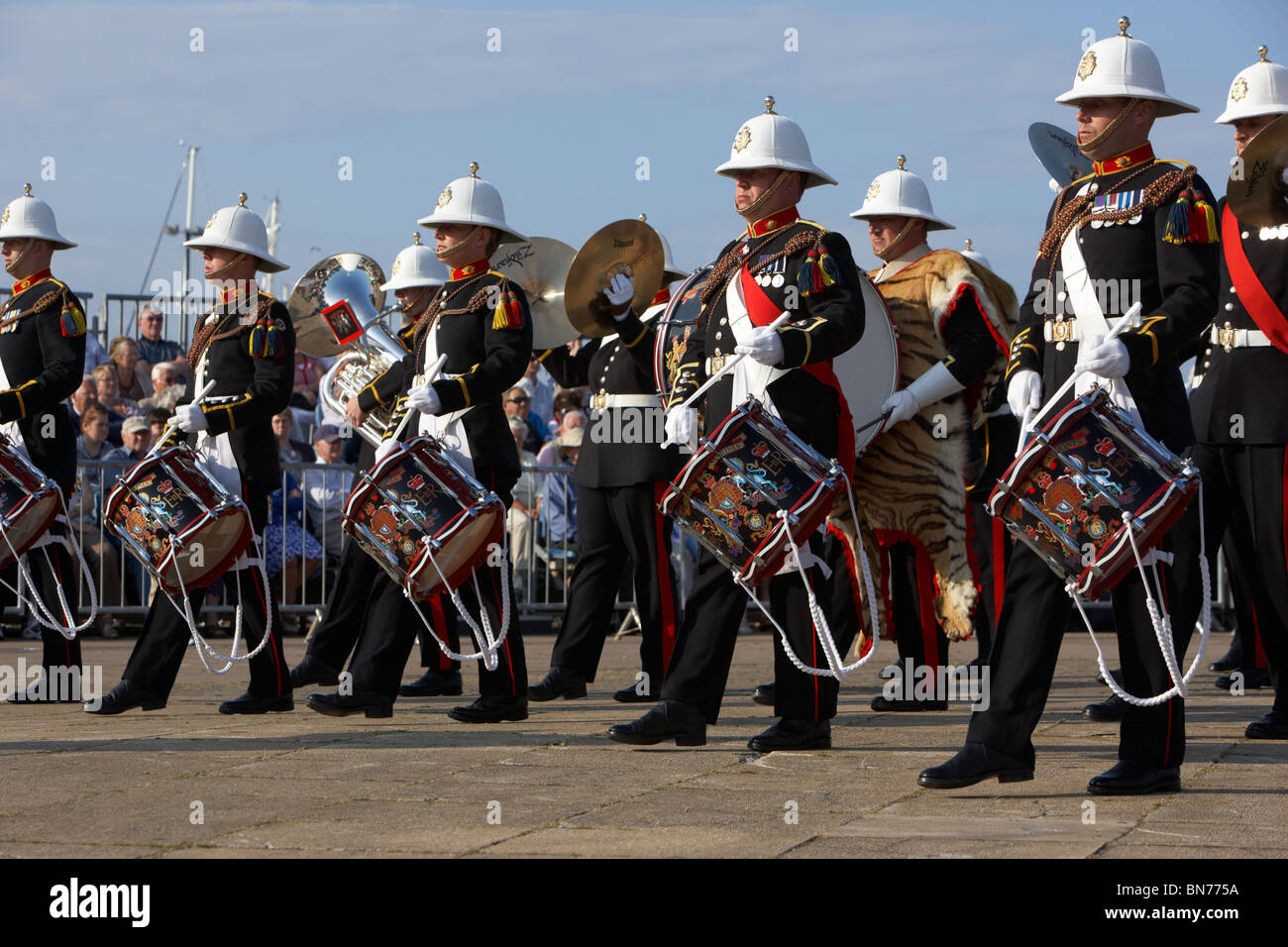 Tambours de la bande d'HM Royal Marines Ecosse effectuer sonnent la retraite des Forces armées à jour 2010 à Bangor County Down Banque D'Images