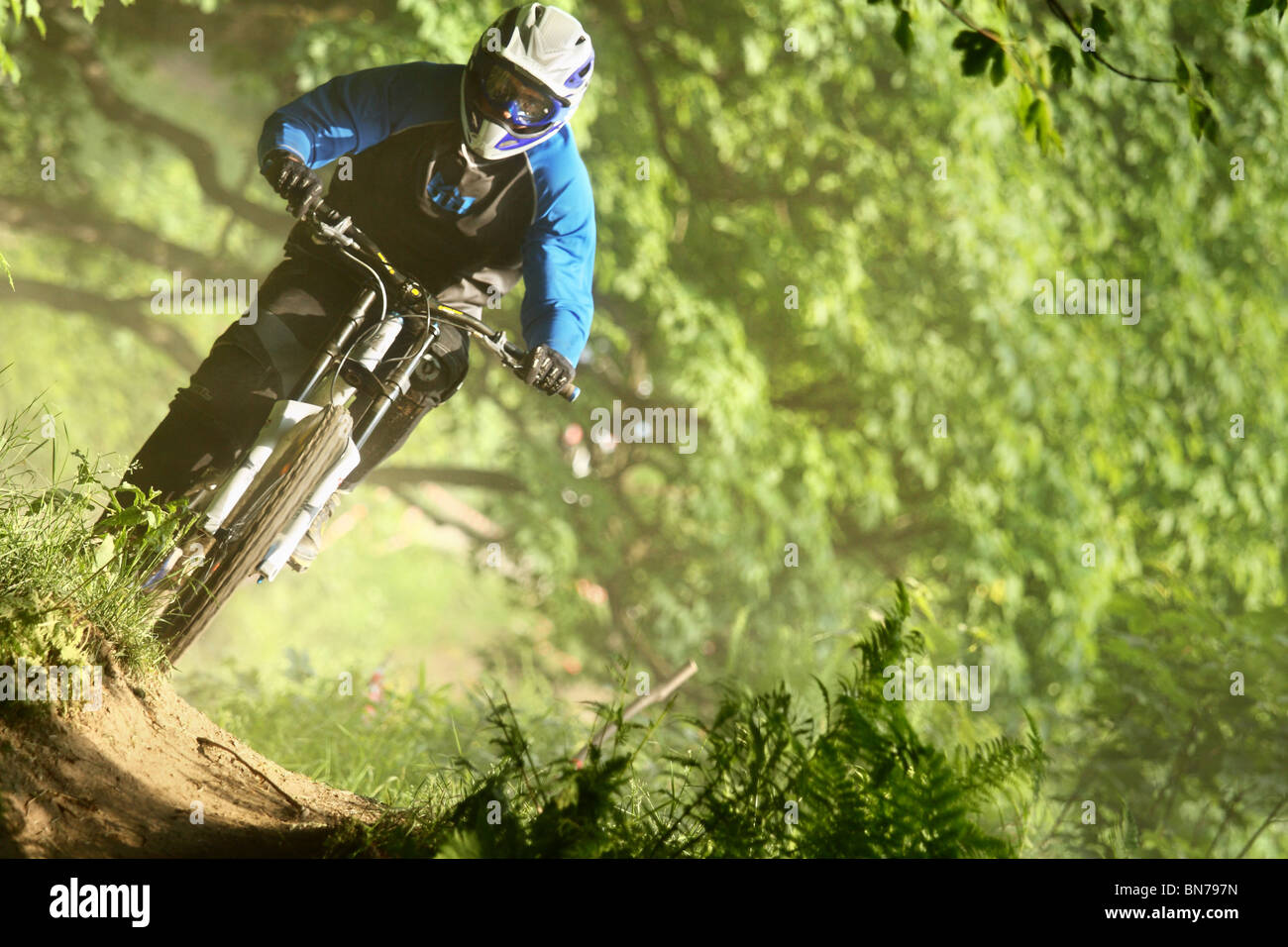 Vélo de montagne vtt de descente au cours de la race à Szczyrk, montagnes des Beskides, en Pologne. Banque D'Images