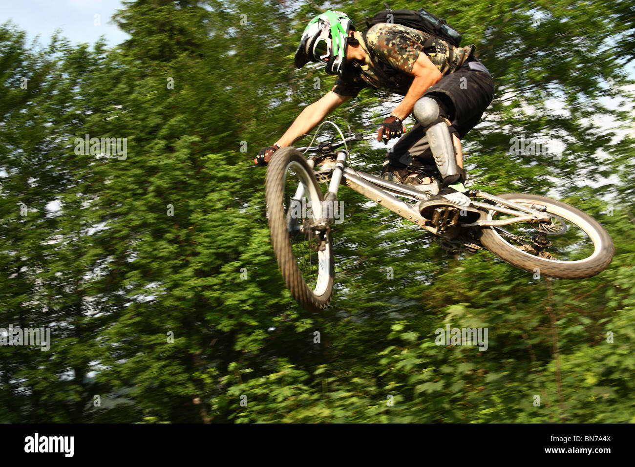 Vélo de montagne vtt de descente au cours de la race à Szczyrk, montagnes des Beskides, en Pologne. Banque D'Images