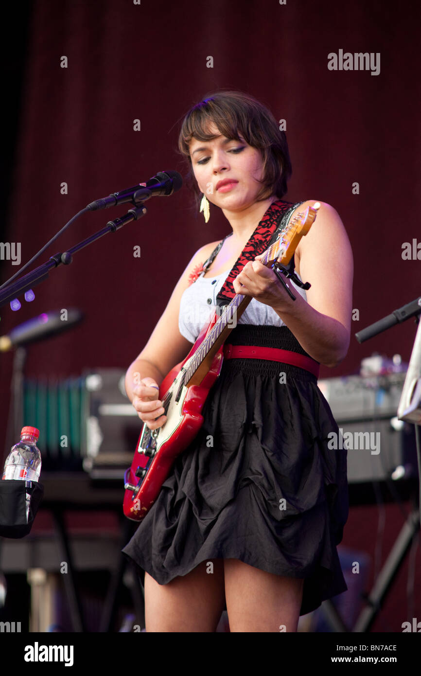 Norah Jones jouant la pyramide la scène du festival de Glastonbury 2010 Banque D'Images
