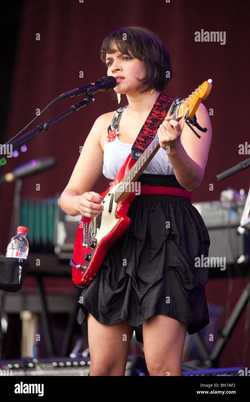 Norah Jones jouant la pyramide la scène du festival de Glastonbury 2010 Banque D'Images