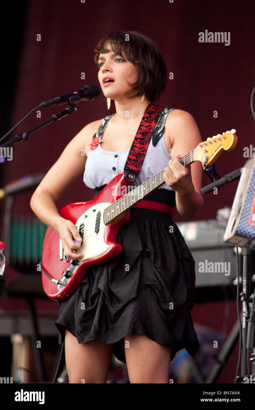 Norah Jones jouant la pyramide la scène du festival de Glastonbury 2010 Banque D'Images
