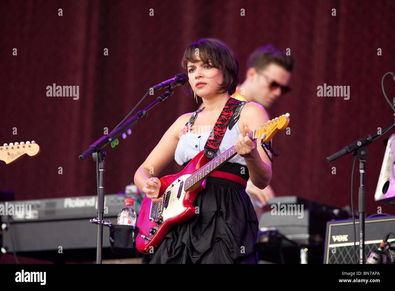 Norah Jones jouant la pyramide la scène du festival de Glastonbury 2010 Banque D'Images
