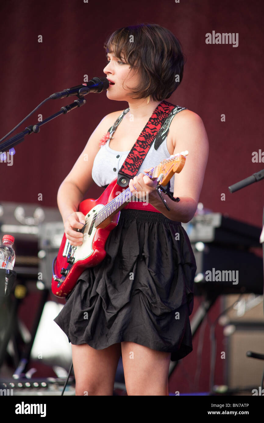 Norah Jones jouant la pyramide la scène du festival de Glastonbury 2010 Banque D'Images